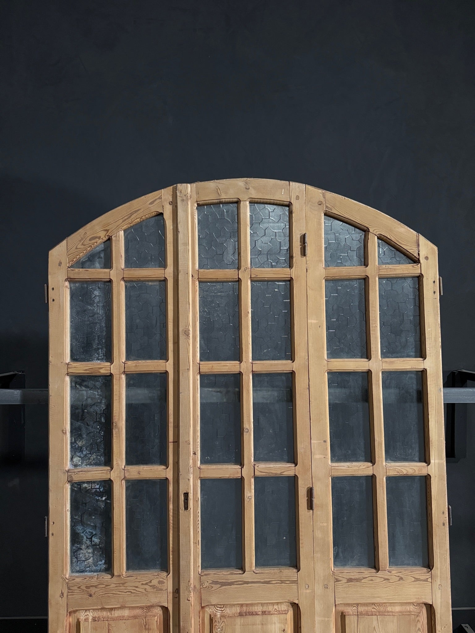 Antique Obscured Glass Arched Tri-Fold Doors - 54.5x90 - N144
