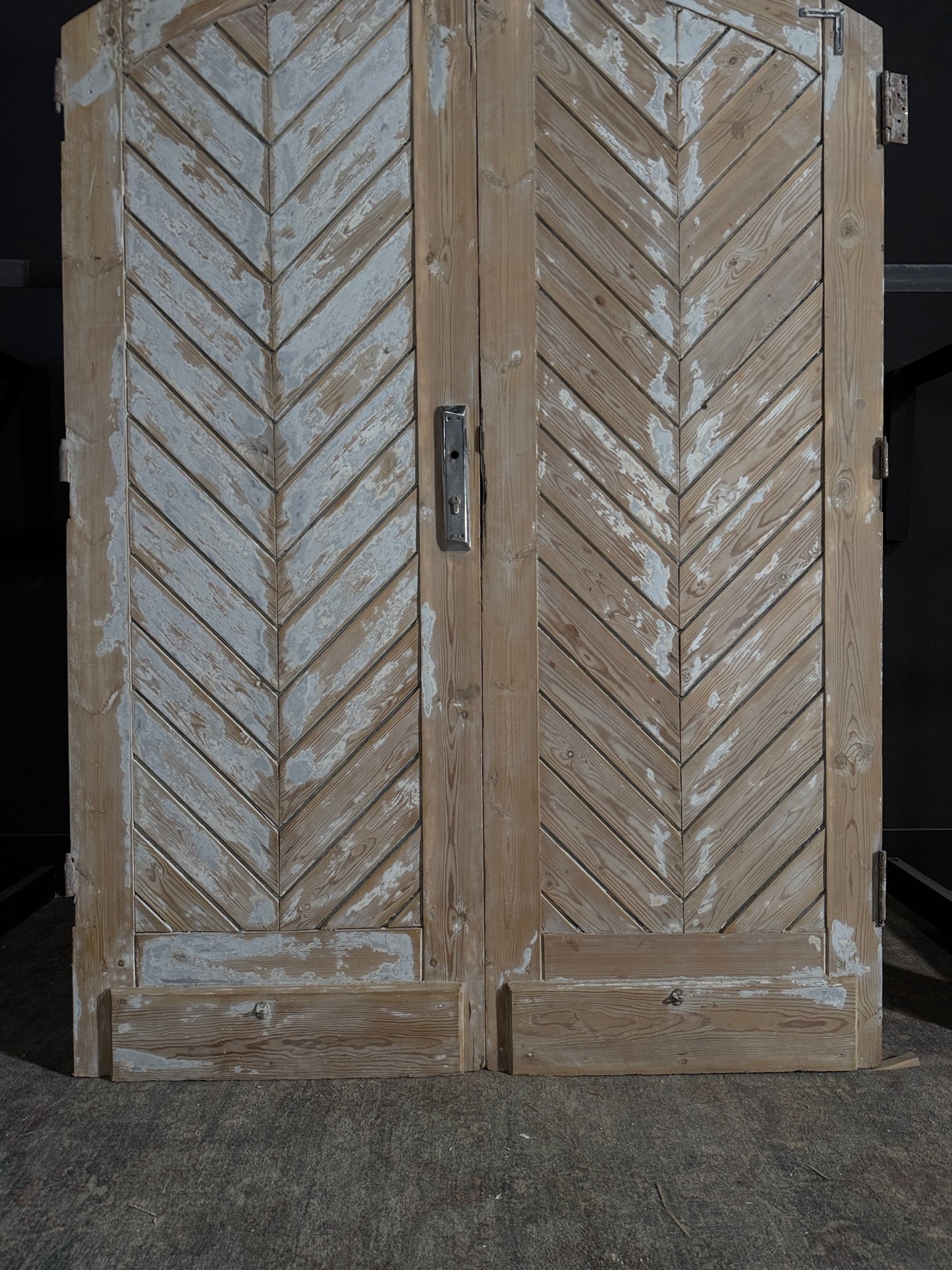 Antique Fluted Arched Double Doors - 59.75x85 - N97